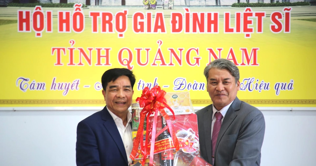 El presidente del Comité Popular Provincial, Le Van Dung, visitó y transmitió sus saludos de Año Nuevo a la Asociación de Apoyo a las Familias de los Mártires de la Provincia de Quang Nam.