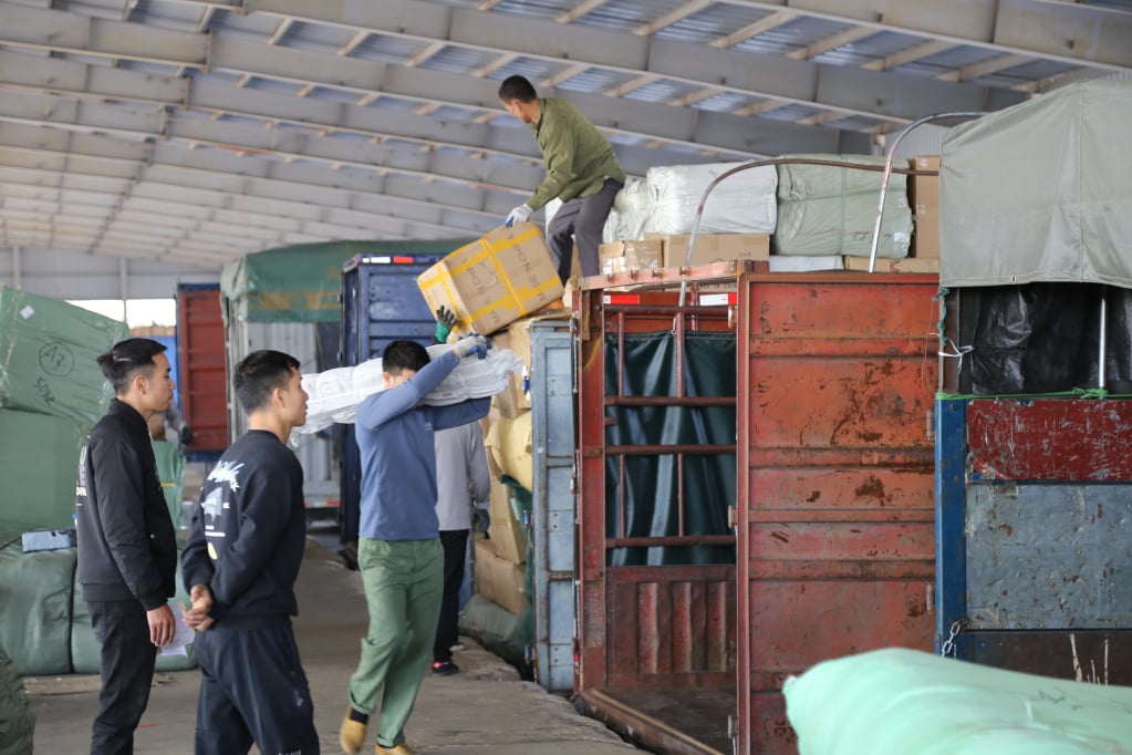 Chargement et déchargement de marchandises importées le premier jour de la nouvelle année 2025, à la cour d'inspection de l'ouverture du pont flottant temporaire Km3+4 Hai Yen, Mong Cai.