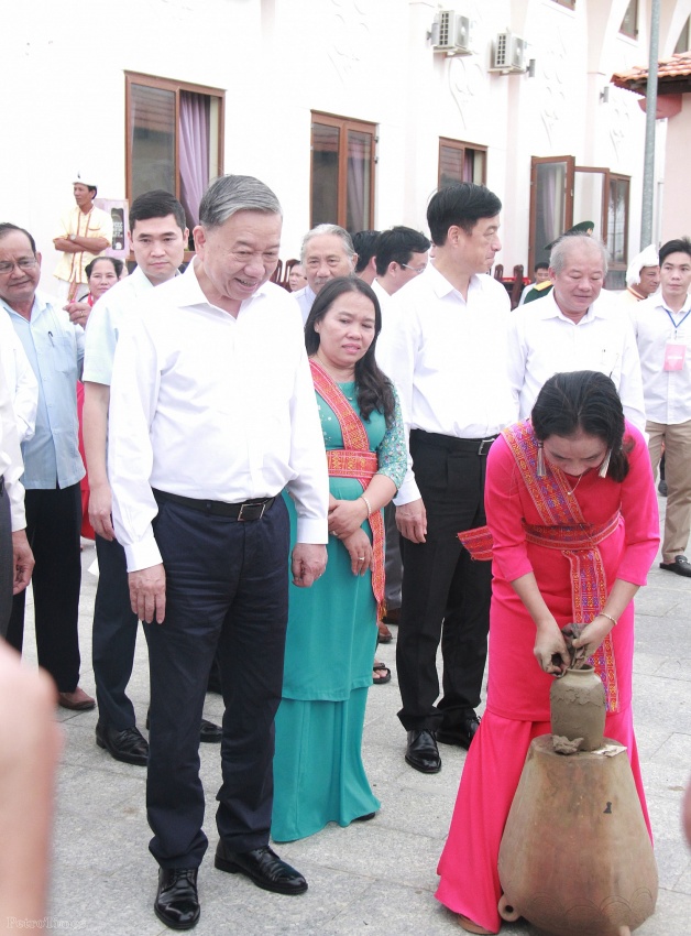 Tổng Bí thư Tô Lâm trao tặng công trình nhà đa năng cho Trường Mẫu giáo Phước Dinh (Ninh Thuận)