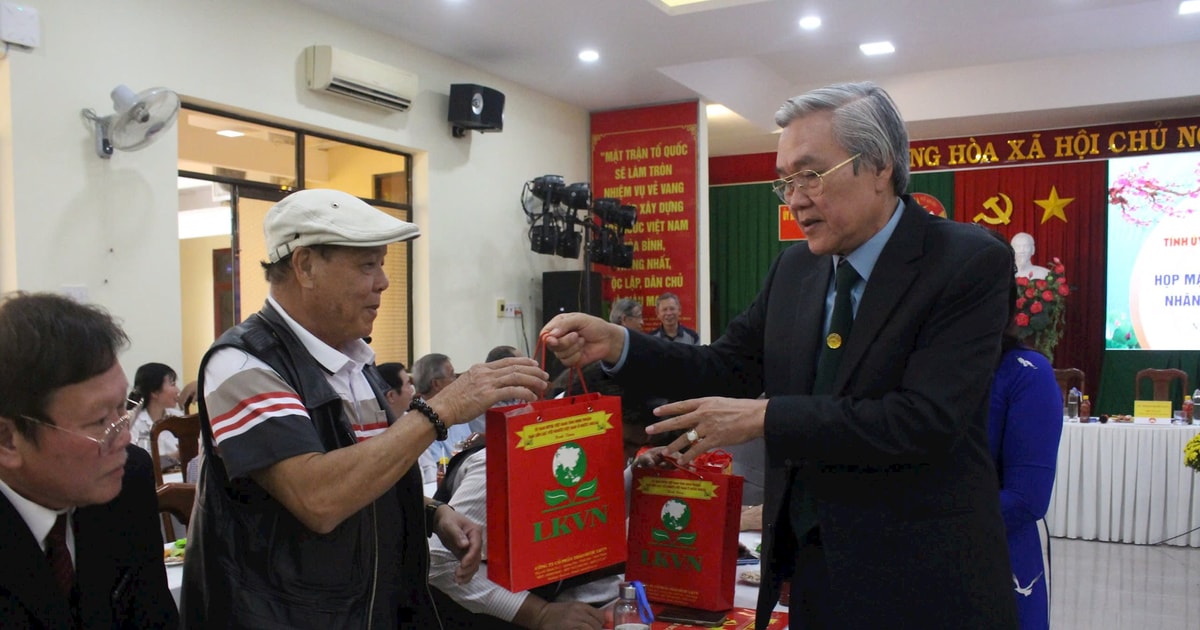 Treffen mit im Ausland lebenden Vietnamesen und Verwandten anlässlich des Neujahrsfestes