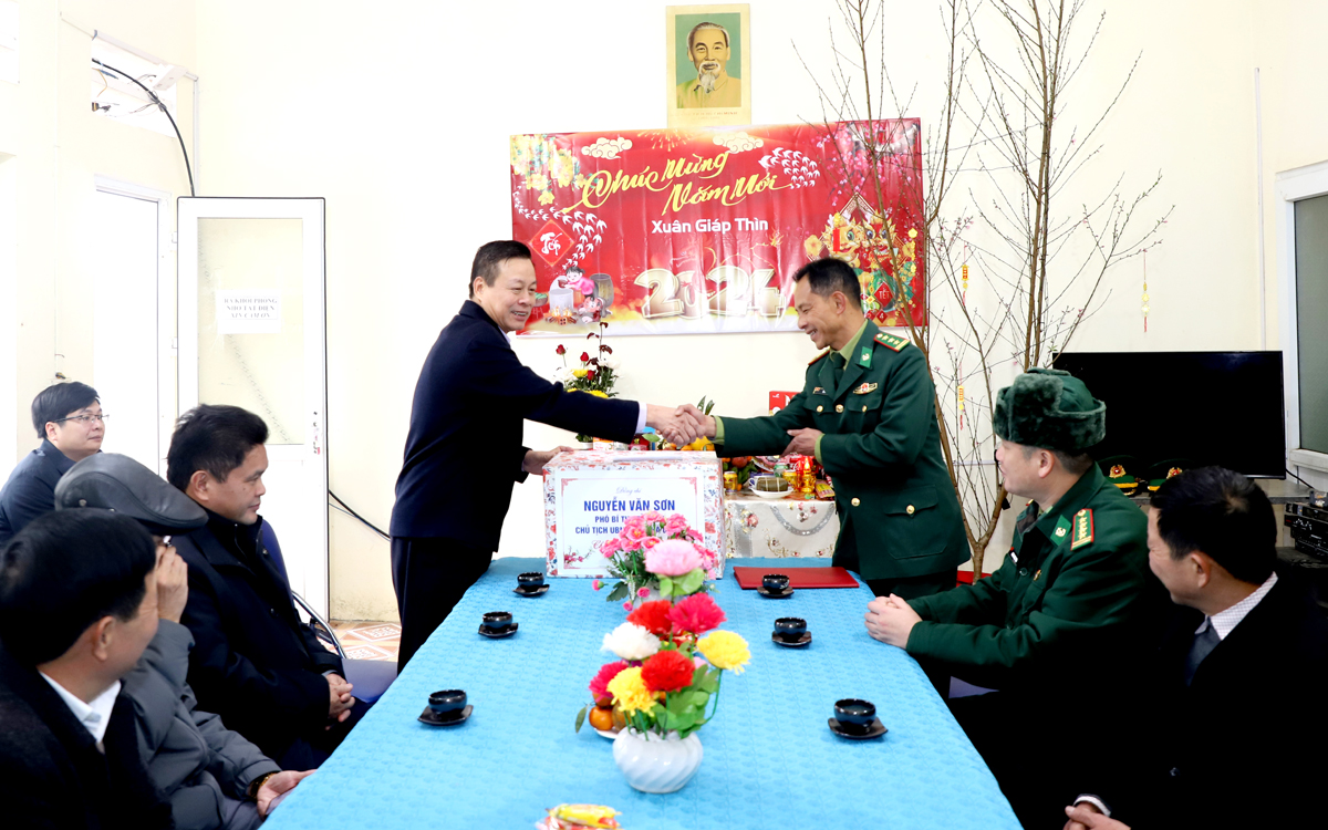ประธานคณะกรรมการประชาชนจังหวัดเหงียน วัน เซิน มอบของขวัญให้แก่สถานีตรวจชายแดนชีกา