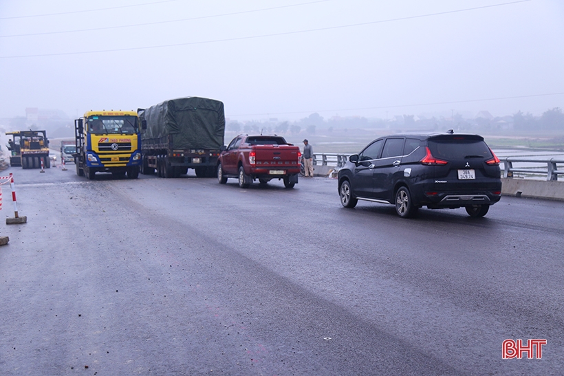 Circulation intense sur le viaduc de l'autoroute 8 lors de l'ouverture technique