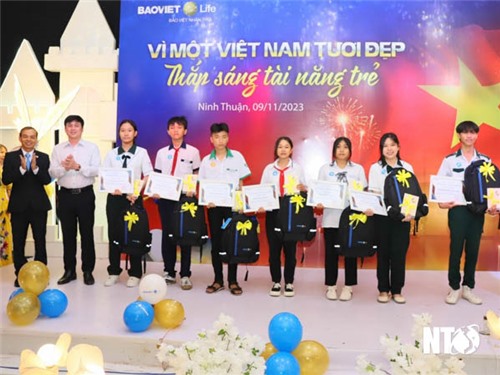 Bao Viet Life Ninh Thuan Company: Awarding 44 scholarships to excellent students