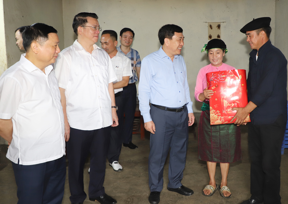 Acting Provincial Party Secretary Nguyen Manh Dung presented gifts to a good livestock farming household in Sung Lu village, Lung Chinh commune.