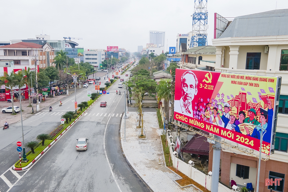 Las calles de Ha Tinh se iluminan con banderas y flores para celebrar el 94º aniversario de la fundación del Partido.