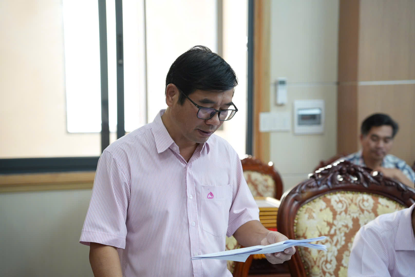 Un représentant de la Banque de politique sociale du district de Di Linh a présenté son rapport lors de la conférence