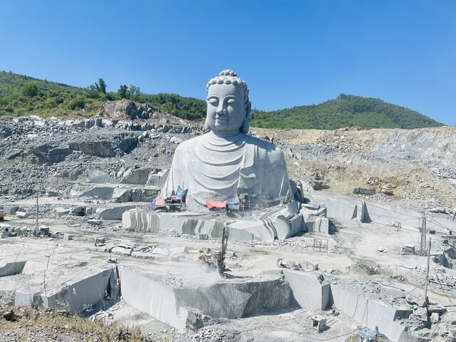 La statue géante de Bouddha est en cours de construction par des ouvriers dans la rue Hoang Van Thai (quartier Hoa Minh, district de Lien Chieu).