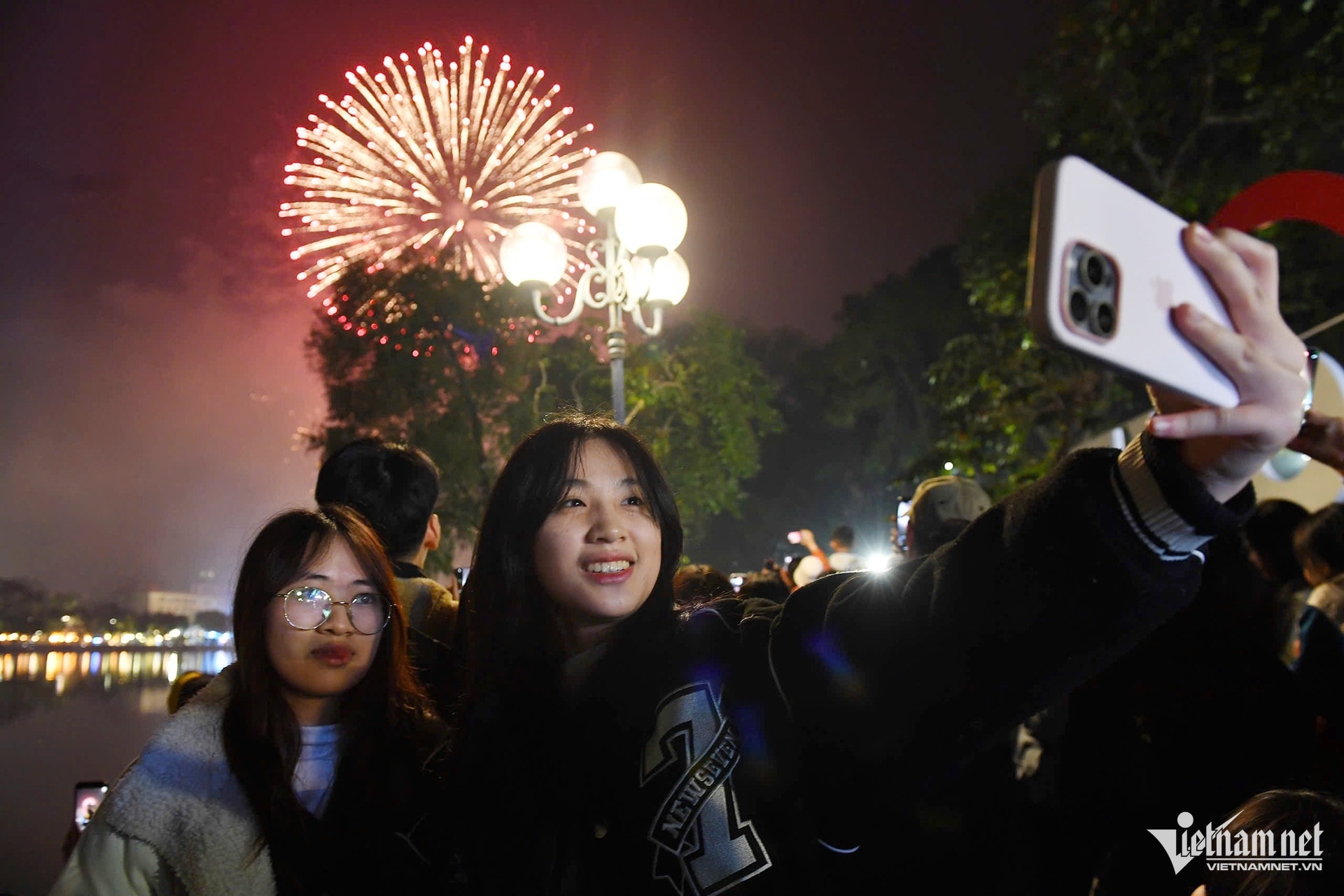 Compte à rebours et feux d'artifice pour accueillir la nouvelle année 2025 à Hanoi et Ho Chi Minh-Ville