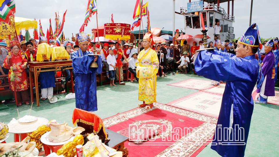 Adoration du dieu de l'eau à Nam Dinh