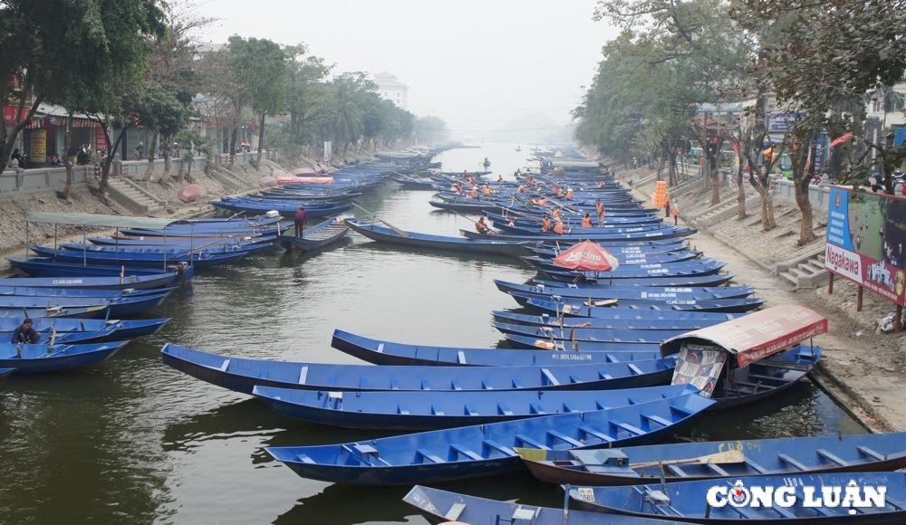 Das Touristenserviceboot an der Huong-Pagode wird mit dem QR-Code-Bild 2 integriert