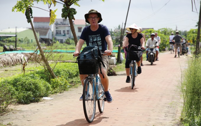 Turistas internacionales visitan en bicicleta la aldea de verduras de Tra Que, en Hoi An, en noviembre. Foto: Dac Thanh
