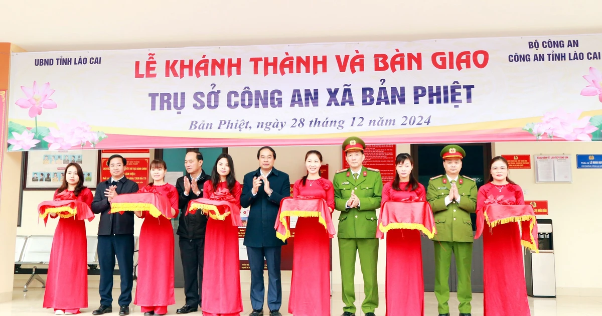 Chủ tịch UBND tỉnh Trịnh Xuân Trường dự lễ khánh thành trụ sở Công an xã Bản Phiệt và Trịnh Tường