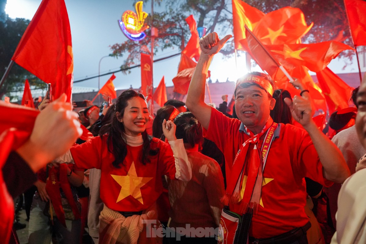 Menschenmassen „stürmen“ um das Viet-Tri-Stadion, um den Sieg Vietnams über Thailand zu feiern. Foto 13