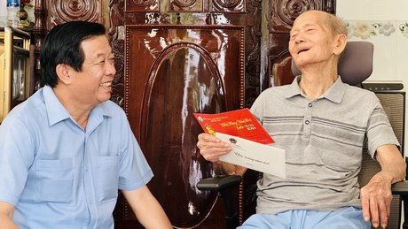 省党書記のブイ・ヴァン・ギエム氏とその代表団は、ミトゥアン村のレ・ミン・ドゥック氏（103歳、労働の英雄）を訪問し、贈り物を贈呈した。