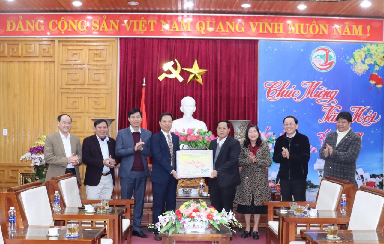 Le district de Nhu Xuan, province de Thanh Hoa offre des cadeaux au district de Tay Giang à l'occasion du Nouvel An 2025