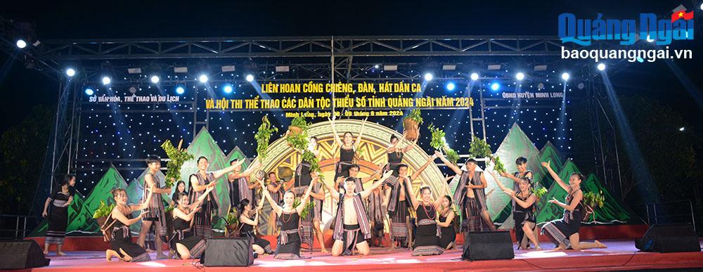Tiết mục múa dân vũ Hái chè của đơn vị Minh khép lại Liên hoan.