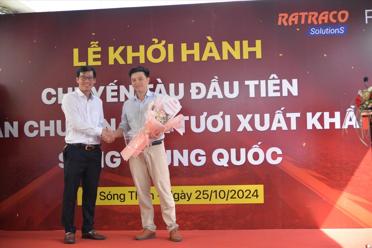 Ông Phạm Tấn Đạt (phải) Chủ tịch HĐQT, Tổng giám đốc FADO nhận hoa chúc mừng từ đơn vị vận tải đường sắt