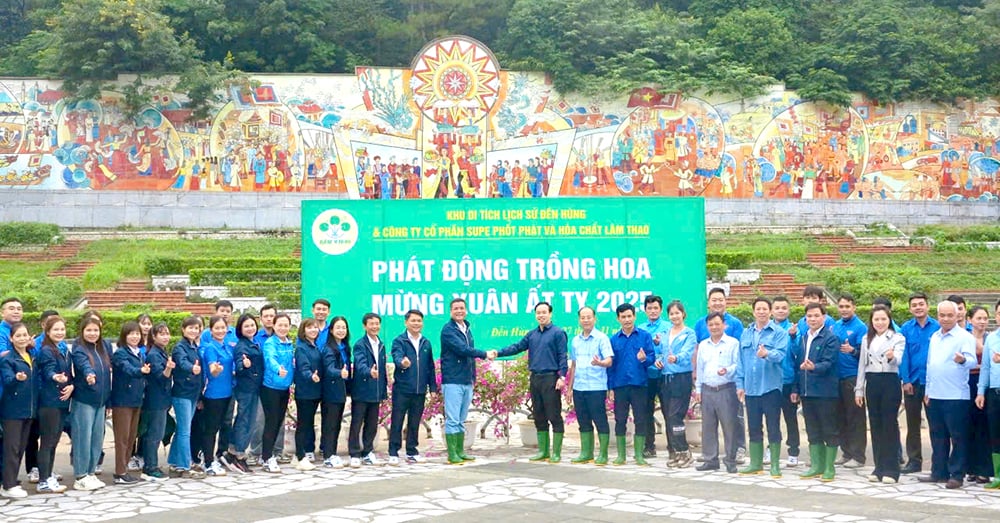 Launching flower planting campaign to celebrate the Spring of At Ty 2025 at Hung Temple historical relic site