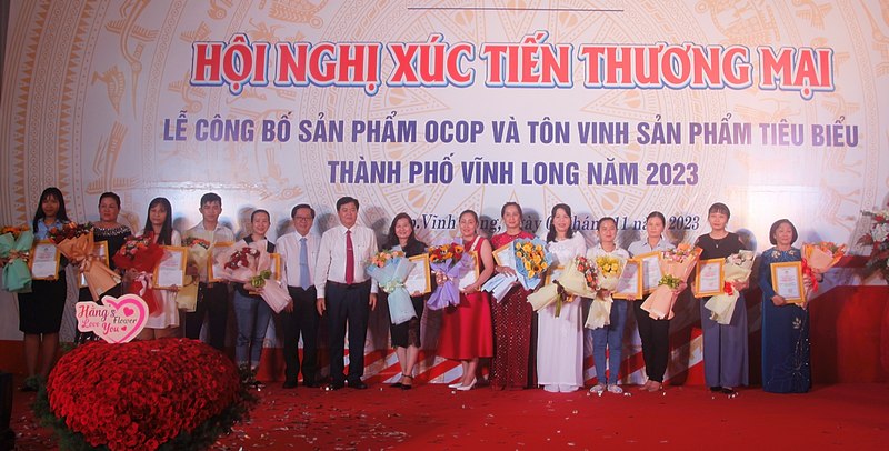 Die Verantwortlichen der Stadt Vinh Long haben OCOP-Produkte, typische lokale Produkte, bekannt gegeben und ihnen Zertifikate verliehen.
