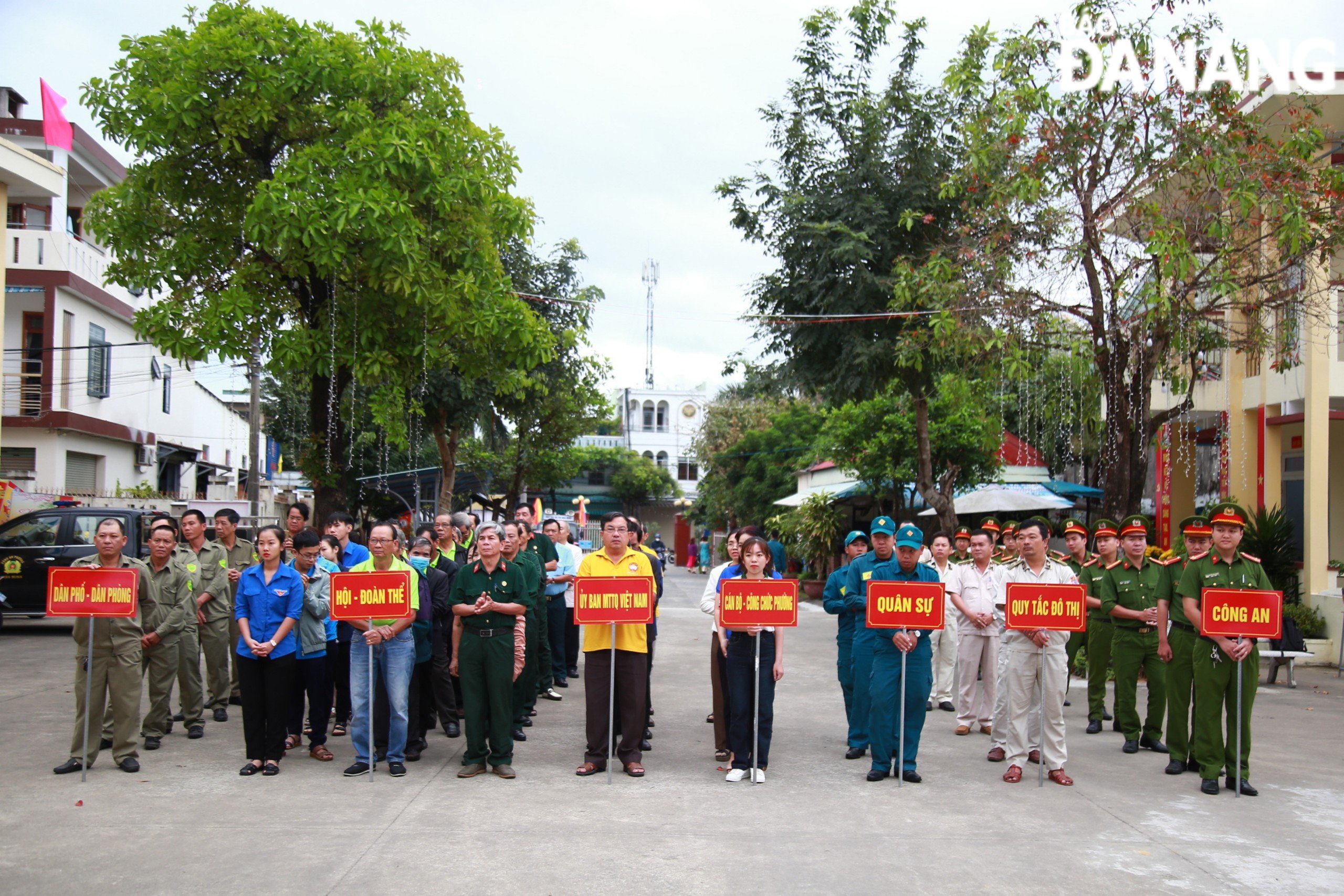 The ceremony was attended by 7 key units in security and order management, socio-economics in the ward.