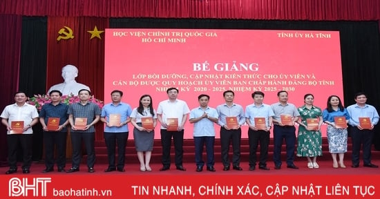 Bế giảng lớp bồi dưỡng, cập nhật kiến thức cho cán chủ chốt cấp tỉnh