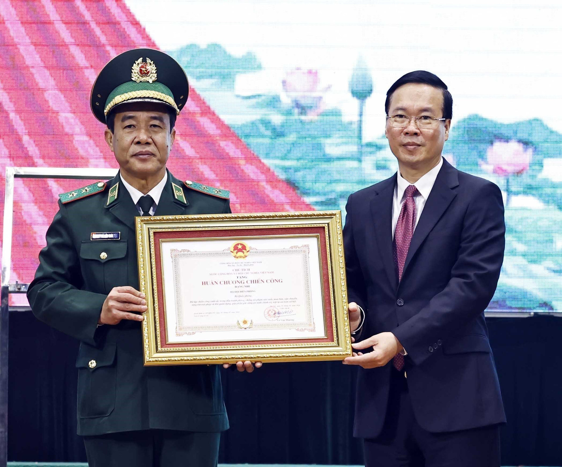 Chủ tịch nước Võ Văn Thưởng trao Huân chương Chiến công hạng nhì cho lực lượng Bộ đội biên phòng - Ảnh: TTXVN
