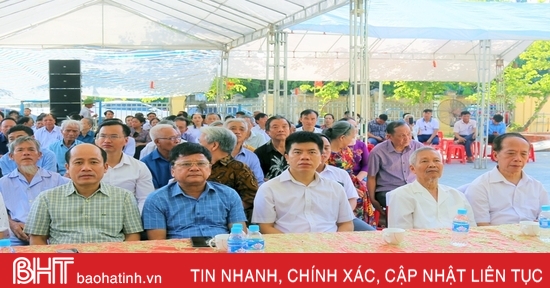 Tưởng niệm 55 năm ngày bom Mỹ sát hại 16 học sinh Trường cấp III Lý Tự Trọng