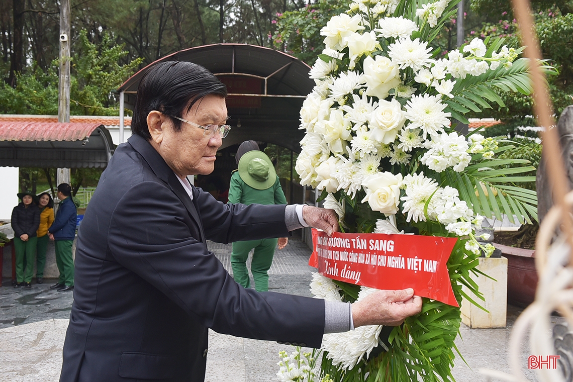 อดีตประธานาธิบดี Truong Tan Sang ถวายธูปที่แหล่งโบราณสถานสามแยกดงล็อค