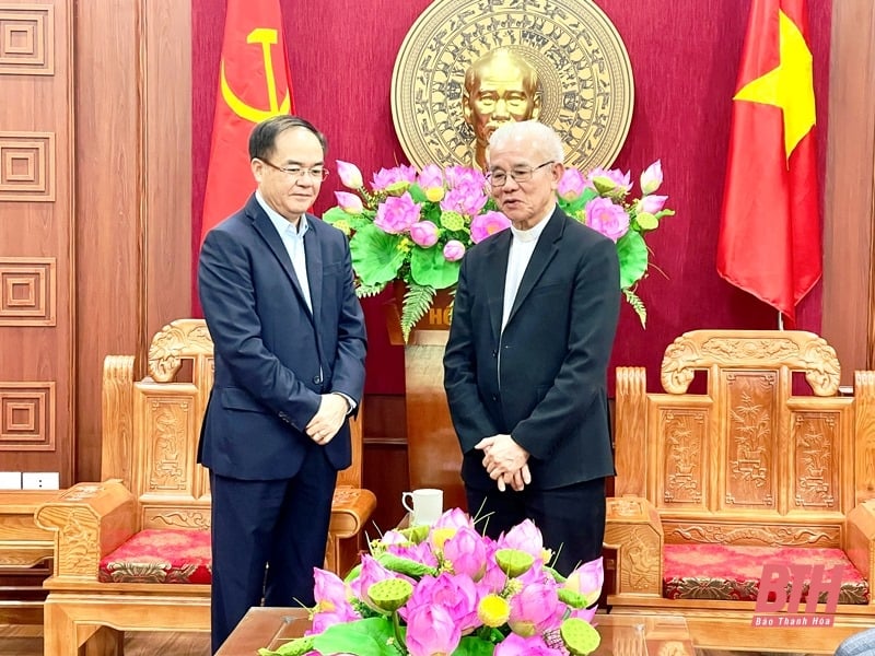 내무부 차관 Vu Chien Thang, Tran Xuan Manh 신부의 크리스마스 축하 인사