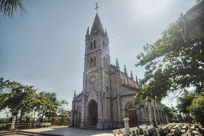Église en pierre de Bao Nham.