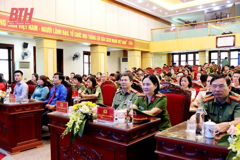 Cérémonie de remise des prix du concours « Excellents cadres syndicaux féminins de base » de la police de Thanh Hoa