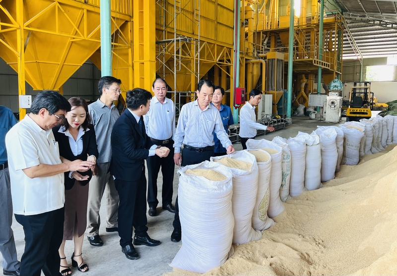Đoàn khảo sát tại Công ty TNHH Thức ăn chăn nuôi Putin.