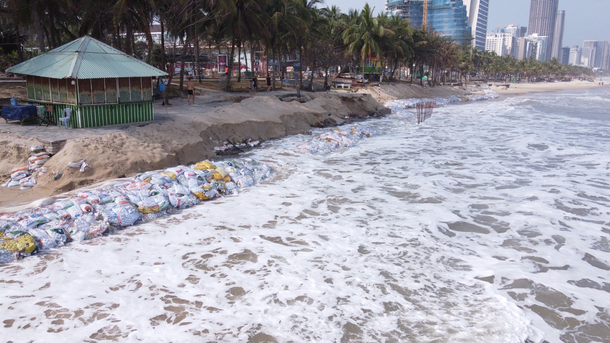 Scene of hundreds of meters of temporary dike built to save 'most beautiful beach in Asia' photo 5