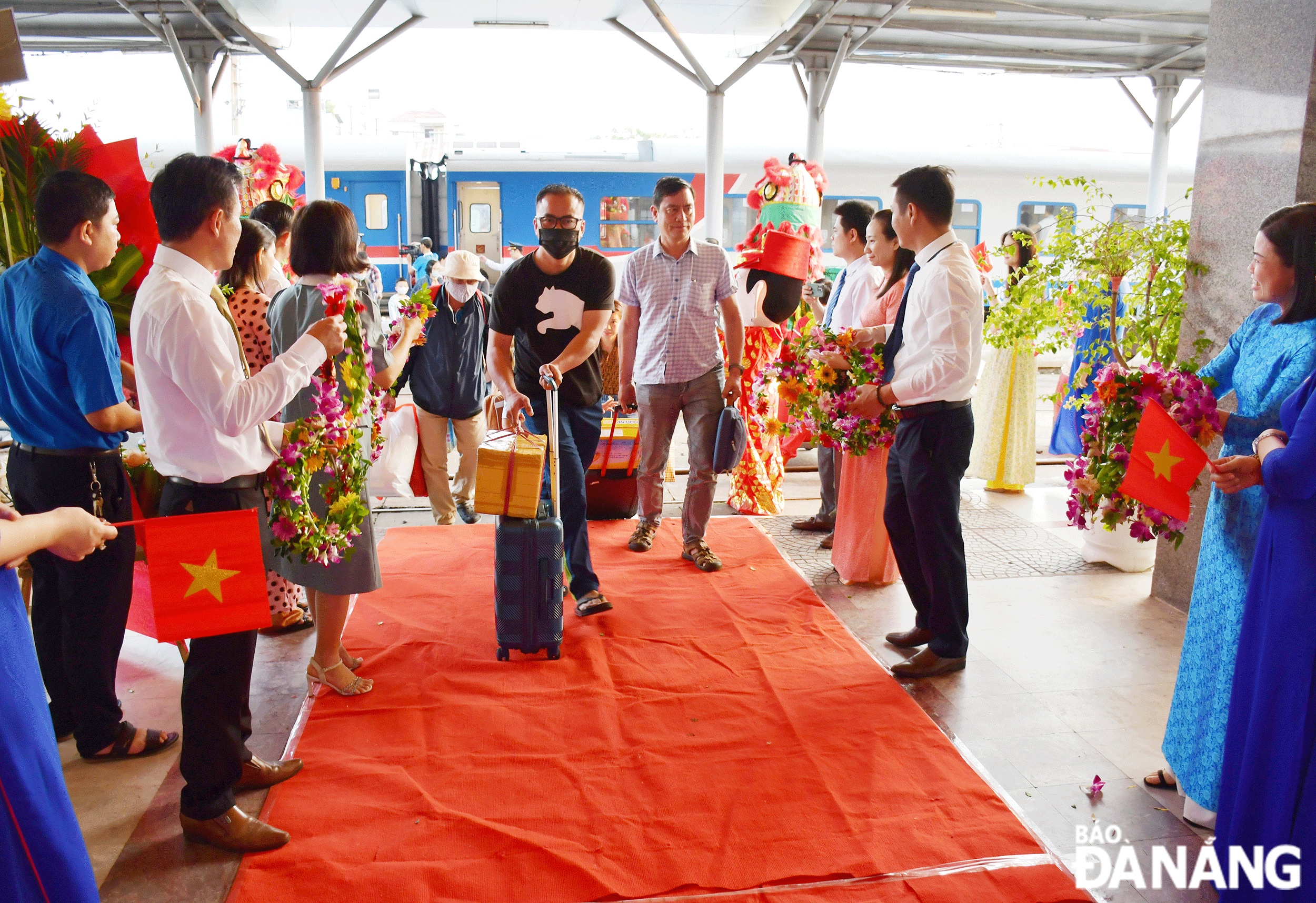 Passengers take the high-quality train to Da Nang station. Photo: THANH LAN