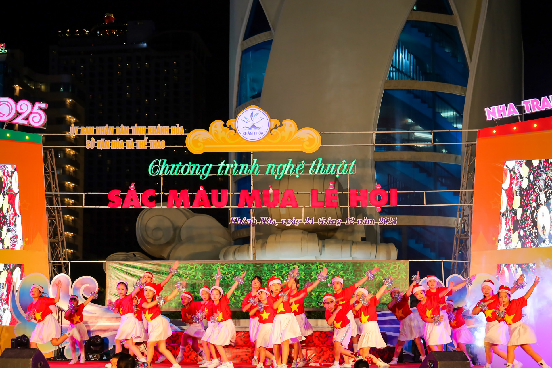 เพลง Jingle Bells ที่แสดงโดยกลุ่มเต้นรำของเด็กๆ