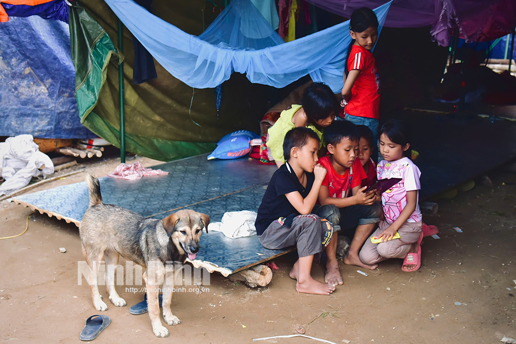 Un groupe de volontaires de la province de Ninh Binh a visité et offert des cadeaux pour soutenir les victimes des inondations dans le district de Bac Ha, à Lao Cai