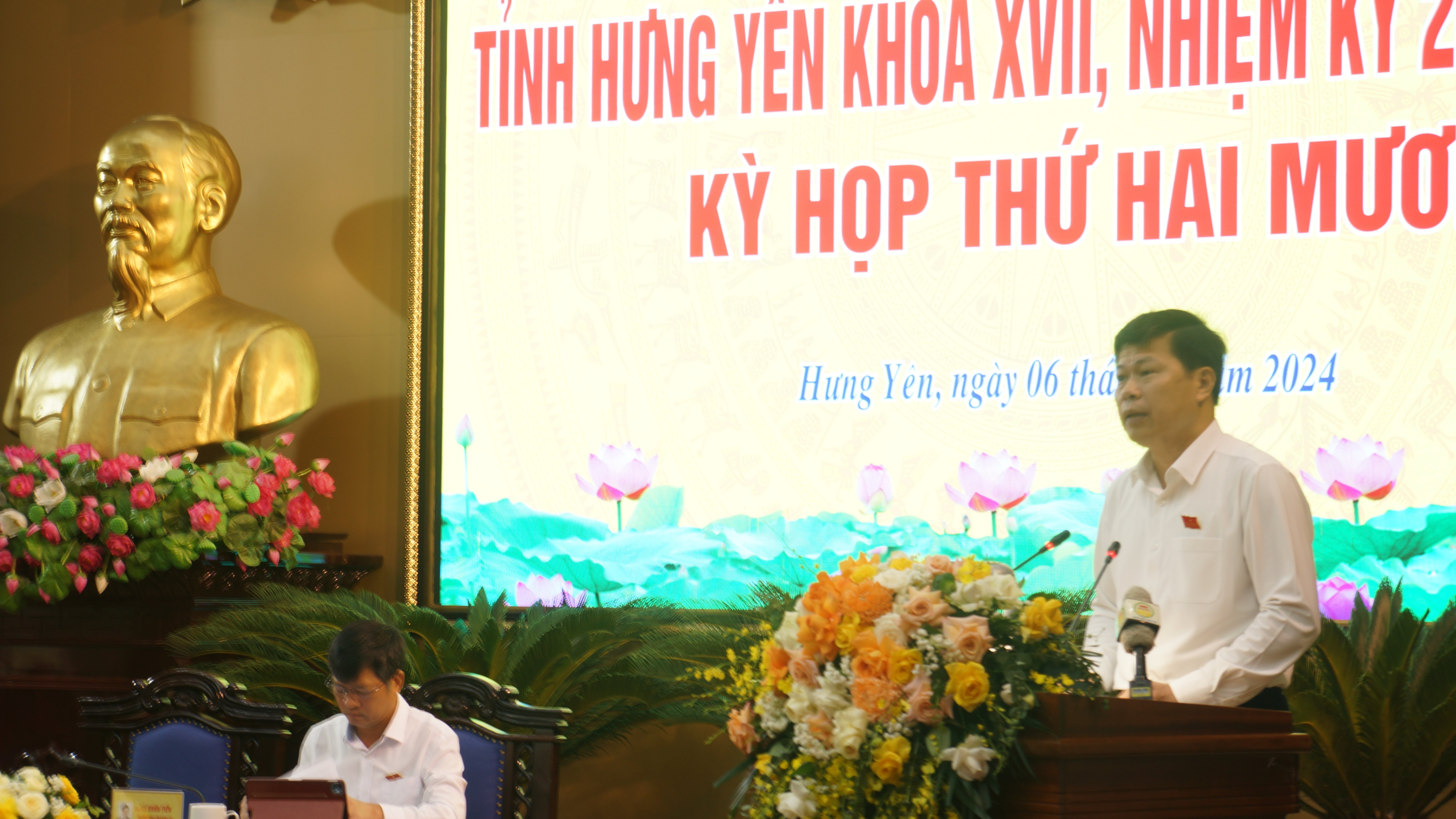 Tran Quoc Toan 성 인민위원회 위원장이 회의에서 개회사를 했습니다.