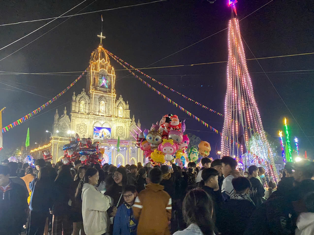 Beau temps, beaucoup de gens viennent dans les églises de Hai Duong pour célébrer Noël