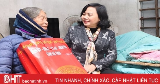 Head of the Provincial Party Committee's Mass Mobilization Commission presents Tet gifts in Cam Xuyen