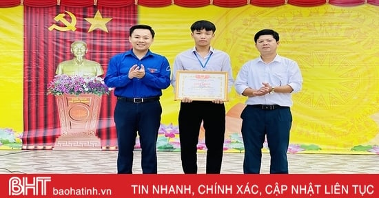 Rewarding Huong Khe students for bravely saving people in flood