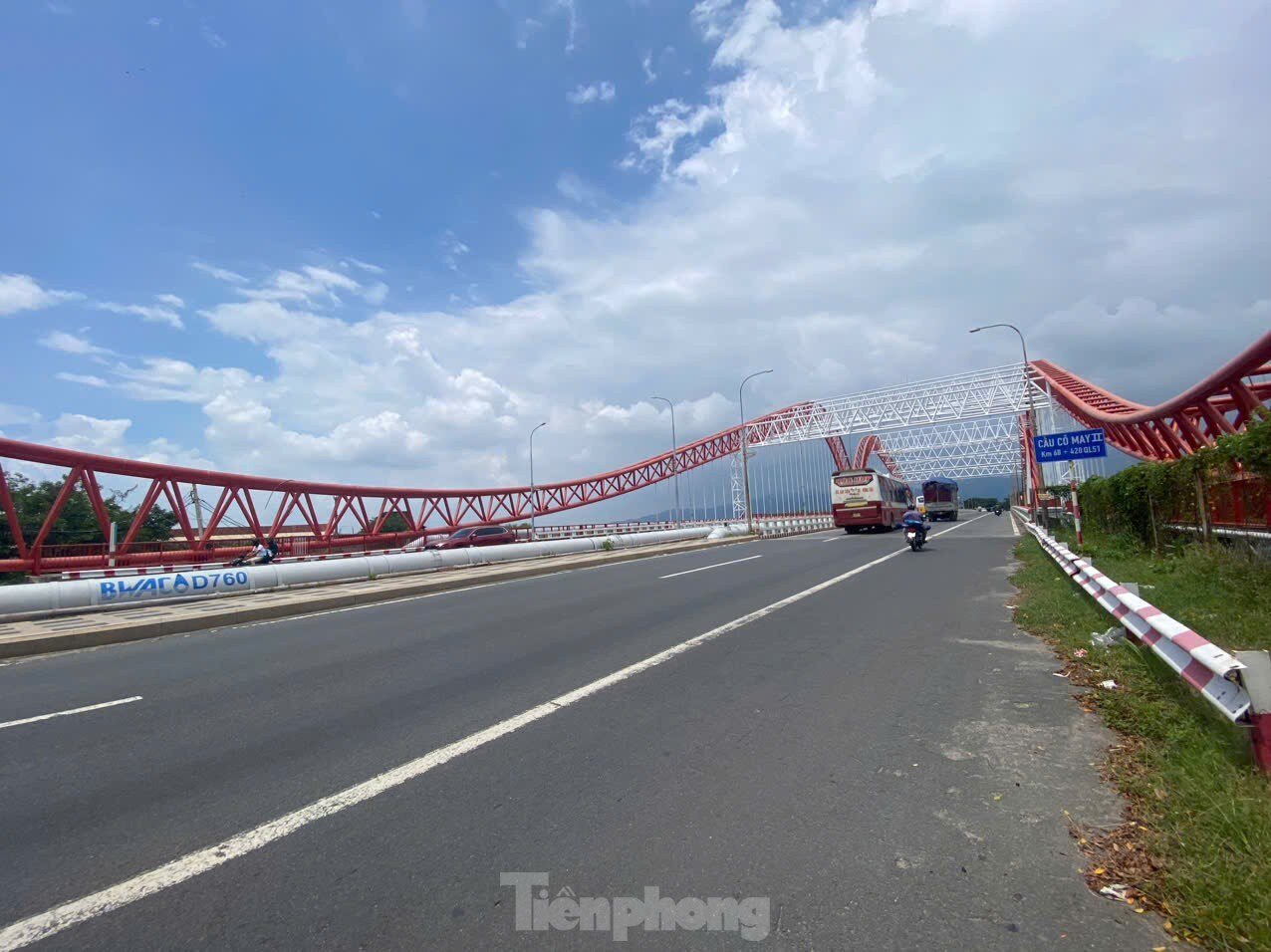 Close-up of the bridge shaped like a seagull spreading its wings in Ba Ria - Vung Tau photo 17