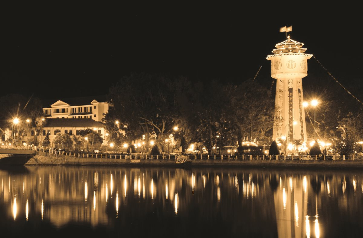 Rivière Phan Thiet de nuit.jpg