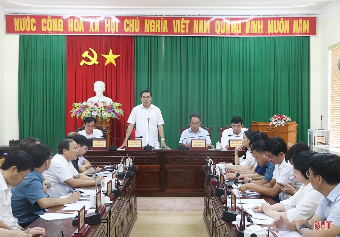 Les dirigeants provinciaux de Ha Tinh reçoivent périodiquement les citoyens le 15 août