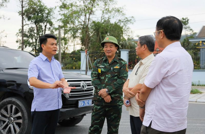 Checking the progress of some projects in Chi Linh city, Hai Duong province. Photo: Hai Duong province electronic information portal