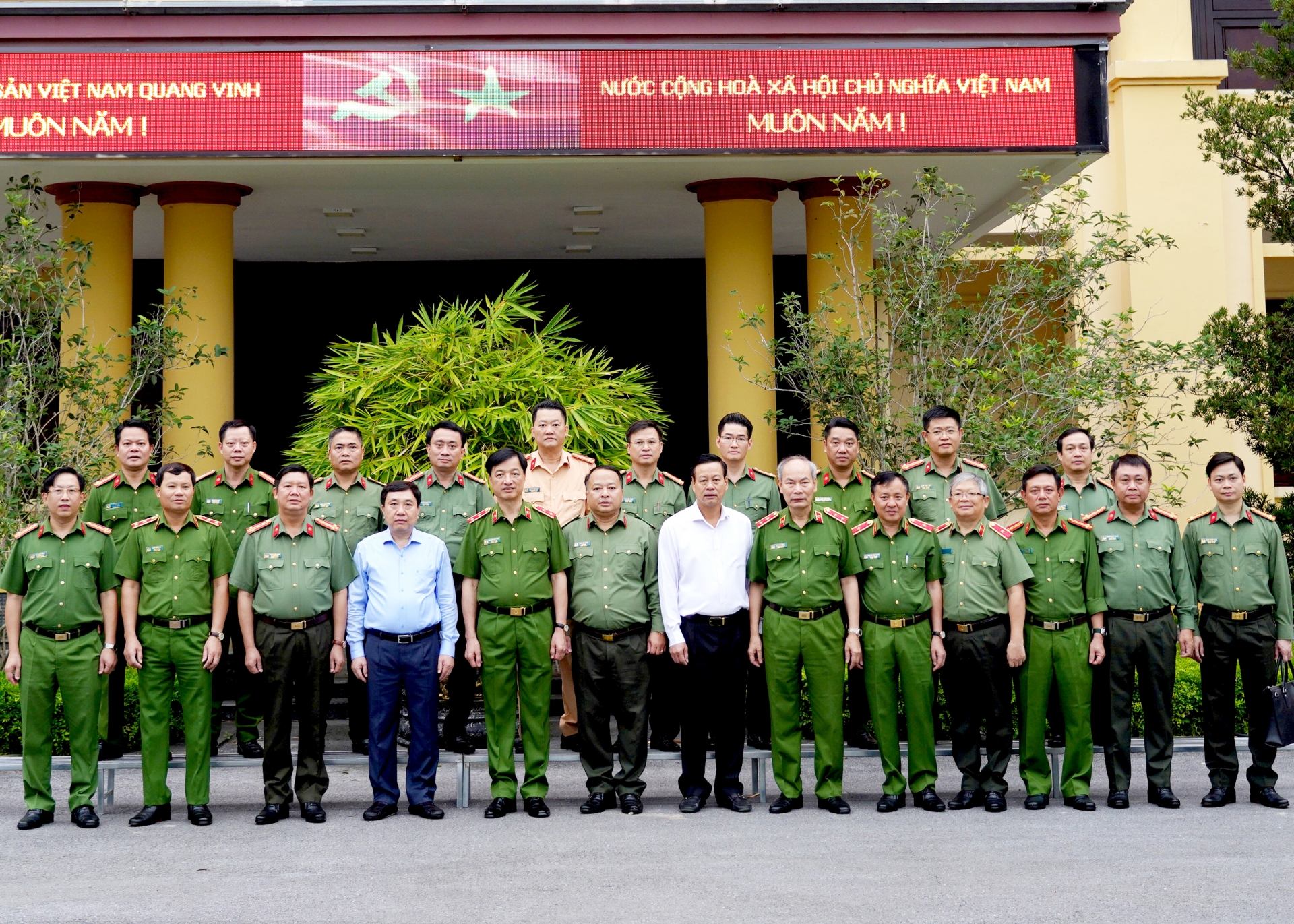 공안부 차관, 응우옌 마잉 중(Nguyen Manh Dung) 도당위원회 대행 서기, 응우옌 반 손(Nguyen Van Son) 도 인민위원회 위원장이 도 경찰 간부, 경찰관, 군인들과 함께 사진을 찍었습니다.