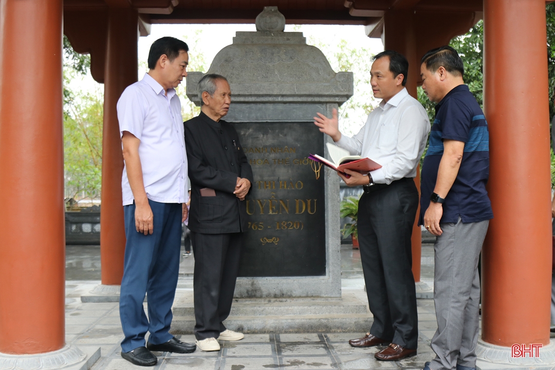 El Secretario Provincial del Partido asiste a la ceremonia de ofrenda de libros en el sitio de la reliquia del gran poeta Nguyen Du