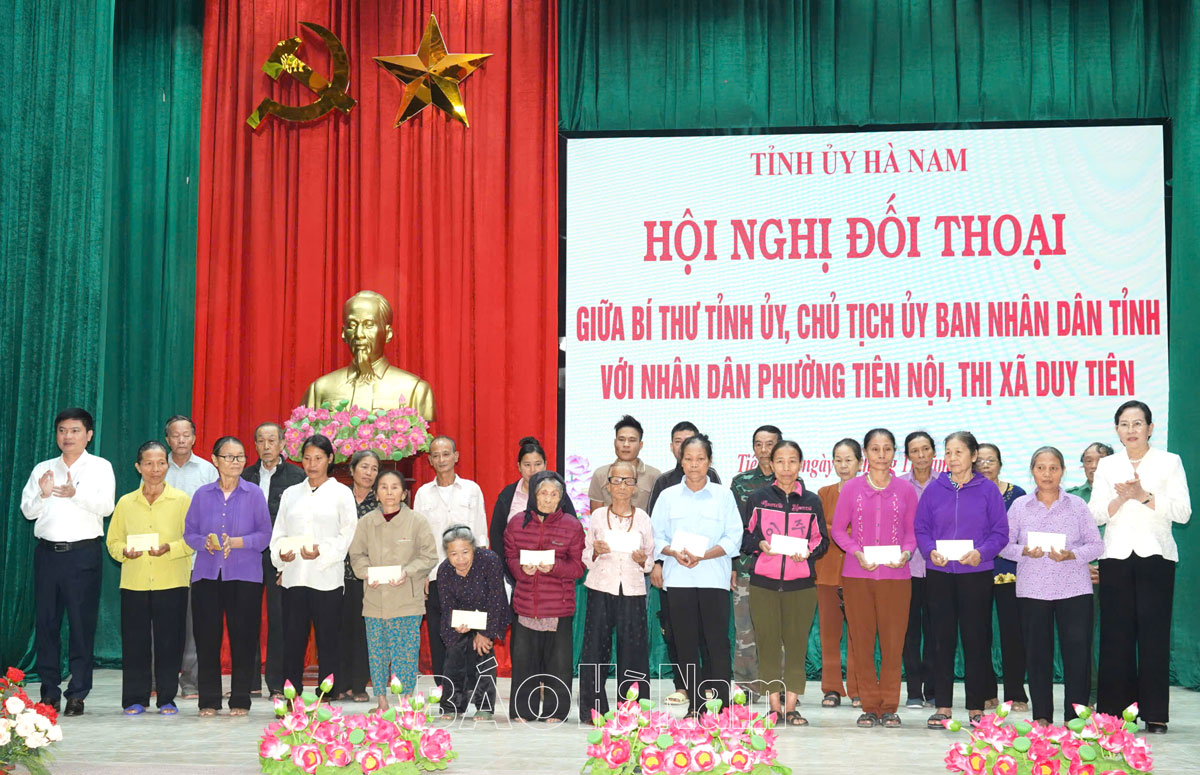 레티투이(Le Thi Thuy) 성 당 서기와 쯔엉꾸옥휘(Trường Quốc Huy) 성 인민위원회 위원장이 티엔노이 구 주민들과 대화를 나누었습니다.