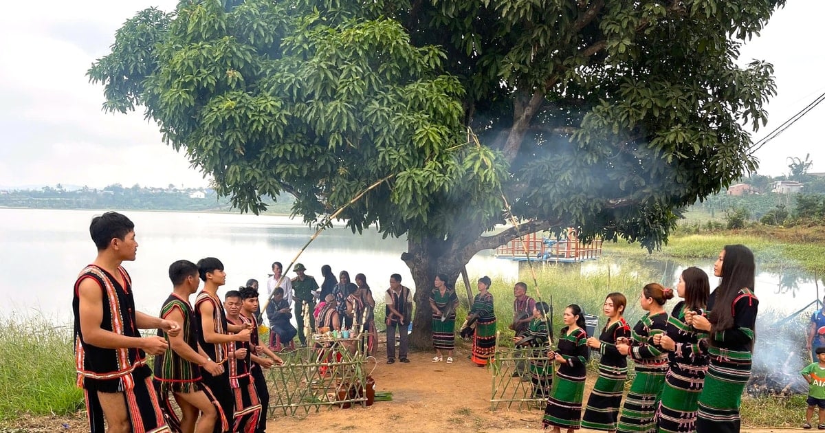 Die Schönheit der Anbetungszeremonie am Wasserkai der ethnischen Gruppe der M'nong in Dak Nong