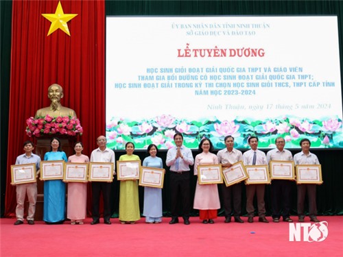 Félicitations aux excellents élèves de tous les niveaux et aux enseignants qui ont participé à la formation des élèves qui ont remporté des prix nationaux de lycée