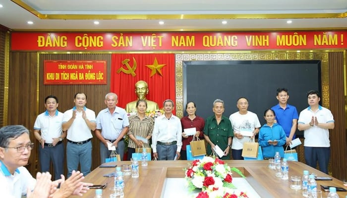 Communist Magazine offers incense to red addresses and presents gifts to policy families in Ha Tinh